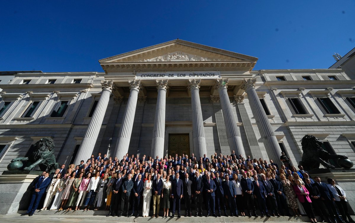 ppopular's tweet photo. Hoy, volveremos a ver a nuestro presidente ofrecer:

🔹 Acuerdos
🔹 Un proyecto de país que asegure la igualdad de todos
🔹 Firmeza ante los radicales
🔹 Una alternativa que reponga la concordia

🇪🇸  Alberto Núñez Feijóo es el presidente que España necesita.

#InvestiduraFeijóo https://t.co/5pejBopA9e