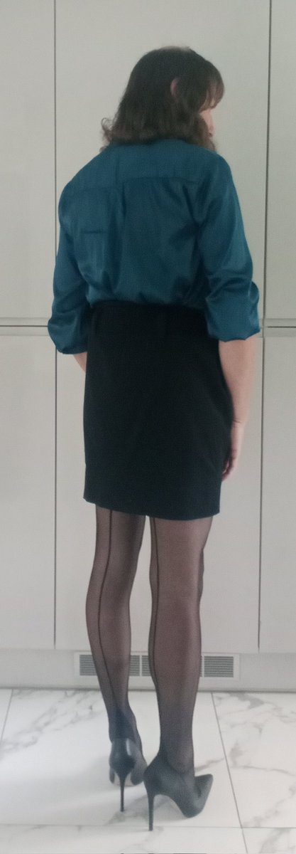 Home alone on a Friday with only a small amount of work to get through Enjoy your Friday all 🙂 #CD #HighHeels #Crossdresser #Crodressing
