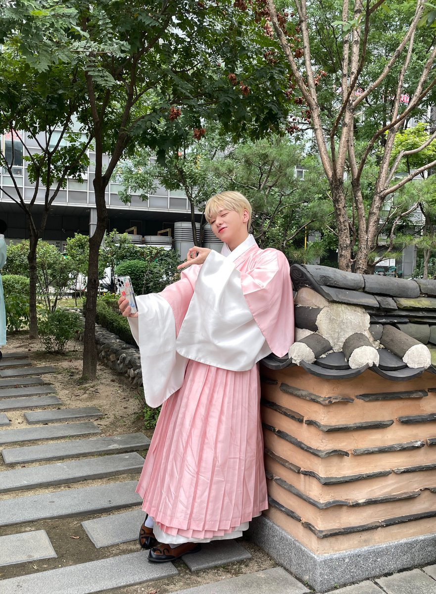 VannerOfficial's tweet photo. [#혜성]

삐삐들 추석때는 잘먹고 잘자고 풍요로운 한가위 보내세요!

#VANNER #배너 #HYESUNG https://t.co/Js1AlEHC88