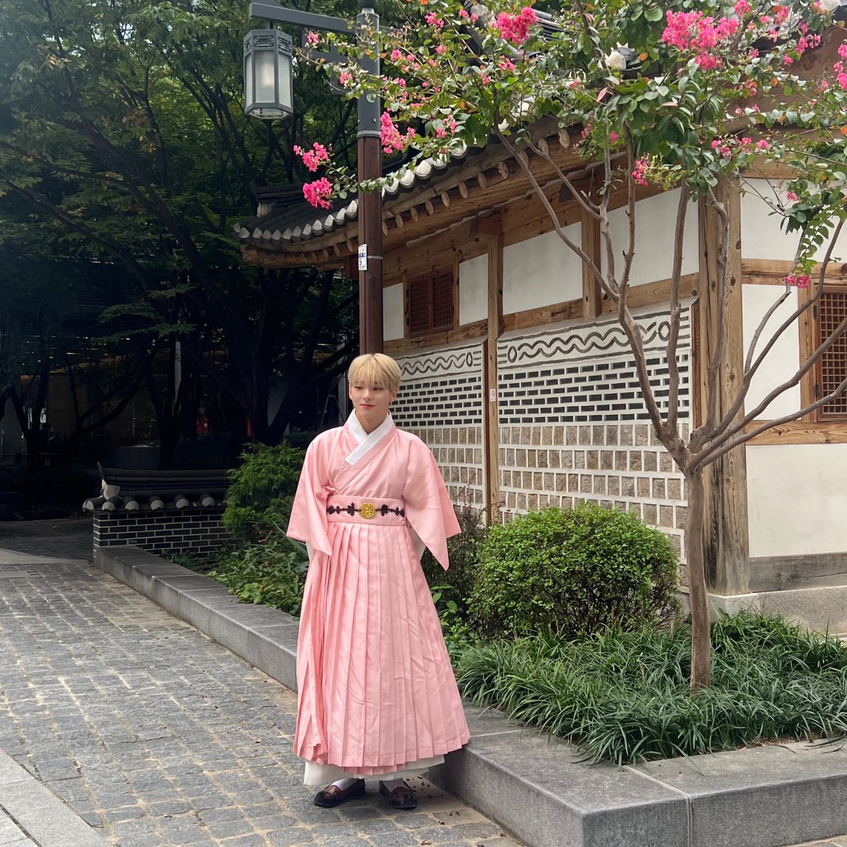 VannerOfficial's tweet photo. [#혜성]

삐삐들 추석때는 잘먹고 잘자고 풍요로운 한가위 보내세요!

#VANNER #배너 #HYESUNG https://t.co/Js1AlEHC88