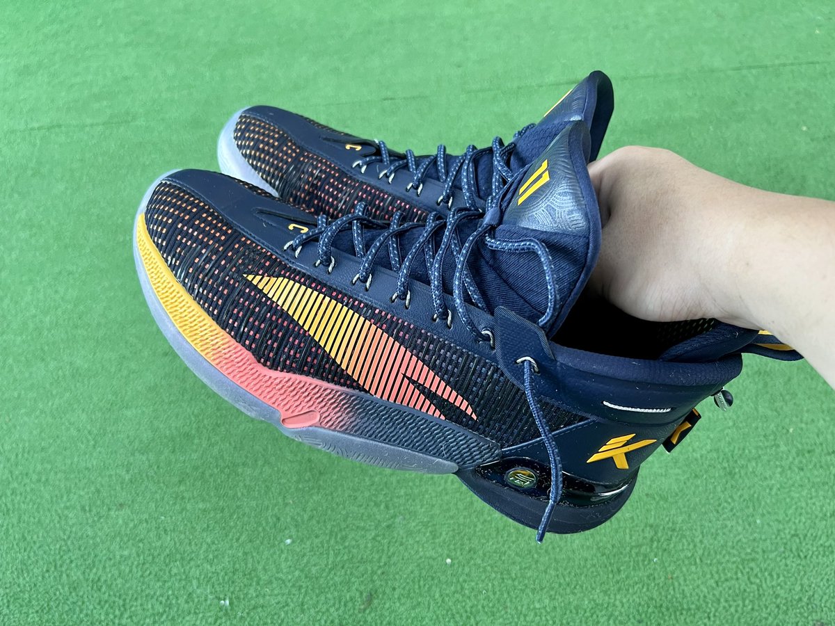 jcnet2021's tweet photo. 明日HoopCityで開催するAlpenピックアップに備えて、ANTA KT9を履いて、シュートタッチを確認しました。
チーム戦じゃないとはいえ、豪華景品があるので、頑張ってMVP賞を取りたいと思います。
#youtube
#youtubeチャンネル
#チャンネル登録
#クレイトンプソン
#ANTA
#バッシュ
#バスケ
#NBA
#KT9 https://t.co/ZeTu6RKxyH