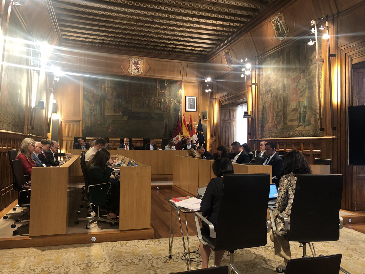 diputacionleon's tweet photo. 🚧El pleno de la #DiputaciónDeLeón aprueba por unanimidad una modificación de crédito de más de 6 M€ para mejorar carreteras, que eleva la inversión en la red provincial para este ejercicio hasta los 29,5 M€. https://t.co/rlhXnMkUEc