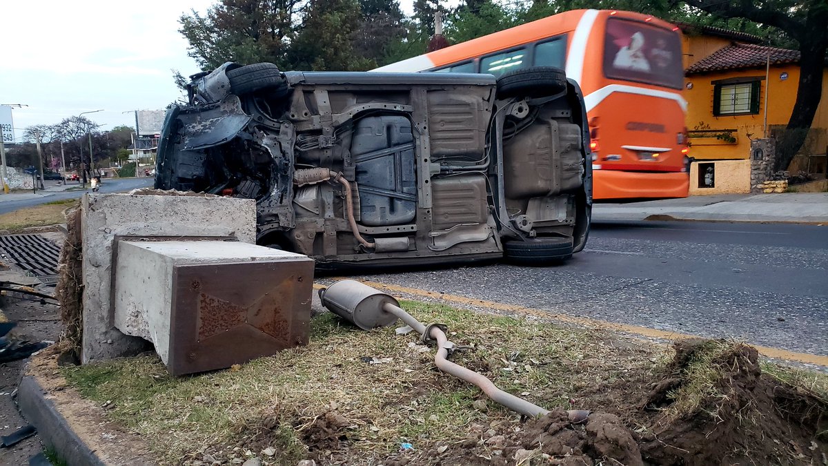 leoguevara80's tweet image. #URGENTE #FueAnticipo impresionante accidente en la baja del Cerro sobre Nuñez al 3400 con un auto volcado y el conductor muy borracho que terminó durmiendo en una vereda de los vecinos. El Onda arrancó parte del cantero central de la avenida. Movil @radiomitrecba.