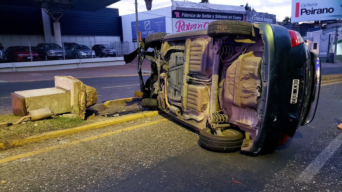 leoguevara80's tweet image. #URGENTE #FueAnticipo impresionante accidente en la baja del Cerro sobre Nuñez al 3400 con un auto volcado y el conductor muy borracho que terminó durmiendo en una vereda de los vecinos. El Onda arrancó parte del cantero central de la avenida. Movil @radiomitrecba.