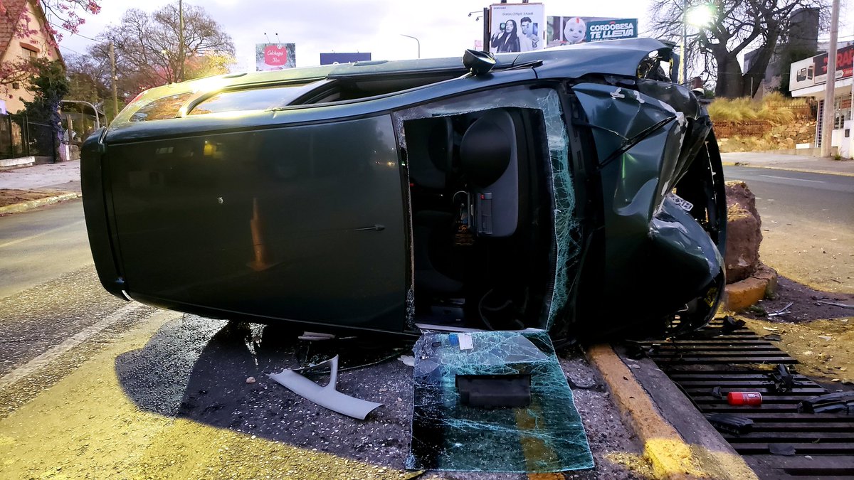 leoguevara80's tweet image. #URGENTE #FueAnticipo impresionante accidente en la baja del Cerro sobre Nuñez al 3400 con un auto volcado y el conductor muy borracho que terminó durmiendo en una vereda de los vecinos. El Onda arrancó parte del cantero central de la avenida. Movil @radiomitrecba.