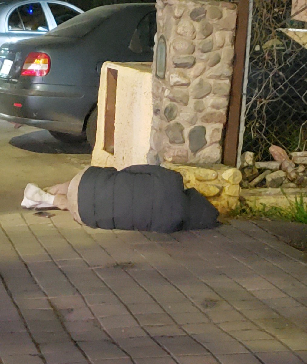 leoguevara80's tweet image. #URGENTE #FueAnticipo impresionante accidente en la baja del Cerro sobre Nuñez al 3400 con un auto volcado y el conductor muy borracho que terminó durmiendo en una vereda de los vecinos. El Onda arrancó parte del cantero central de la avenida. Movil @radiomitrecba.