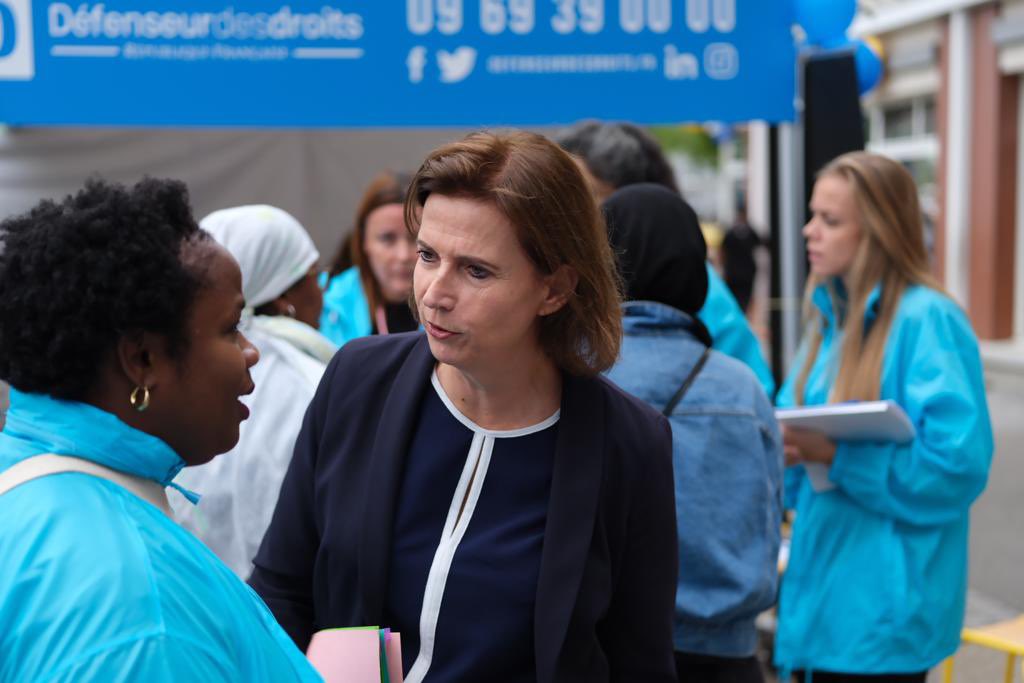 Defenseurdroits's tweet photo. #PlaceAuxDroits | La Défenseure des droits, Claire Hédon, lance cette 6e édition à #Trappes. Rendez-vous place des Merisiers, pendant 2 jours, nos juristes répondent à vos questions sur vos droits. https://t.co/c1R9nIzkTk