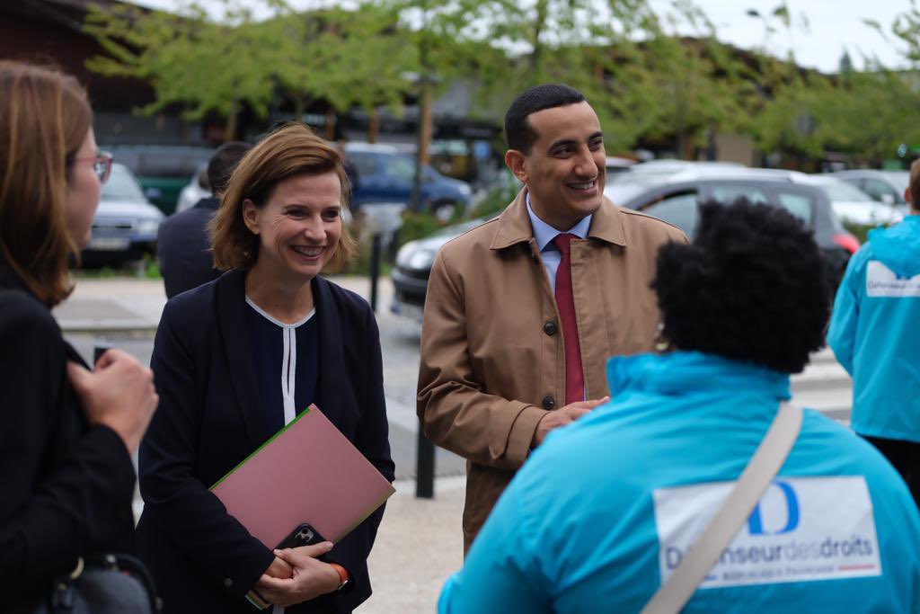 Defenseurdroits's tweet photo. #PlaceAuxDroits | La Défenseure des droits, Claire Hédon, lance cette 6e édition à #Trappes. Rendez-vous place des Merisiers, pendant 2 jours, nos juristes répondent à vos questions sur vos droits. https://t.co/c1R9nIzkTk