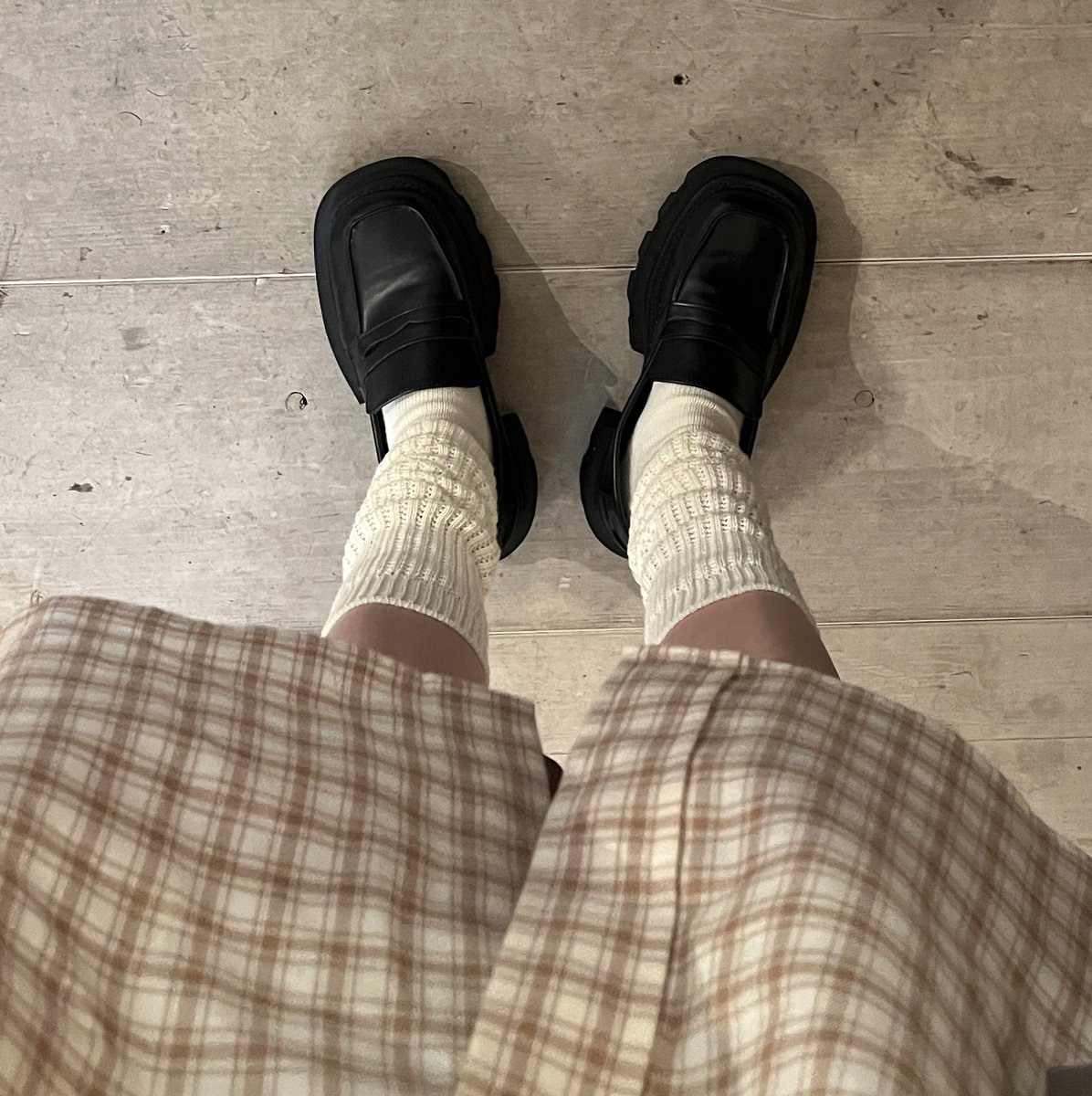 ooo24____'s tweet photo. ユニクロのルーズソックスやっと履けた〜〜🧦🧦
ローファーと合わせたら可愛すぎた！ https://t.co/7kJPKAZgEX