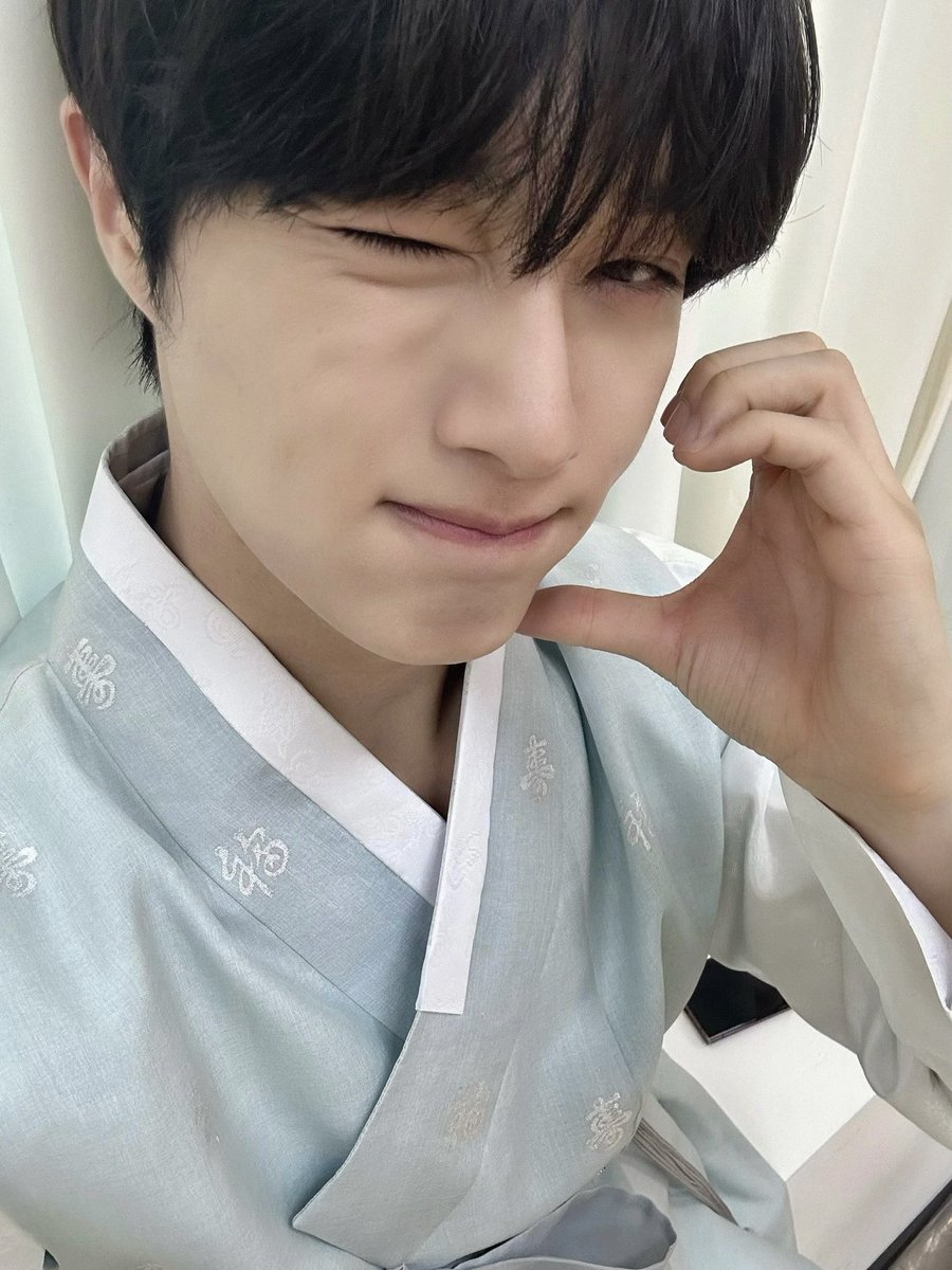 CIX_twt's tweet photo. 즐거운 추석 보내세요🥰

#CIX #씨아이엑스 #현석 #윤현석 #서기 #막내 #FIX #픽스 #픽스내거 https://t.co/if6Xjp4KKv