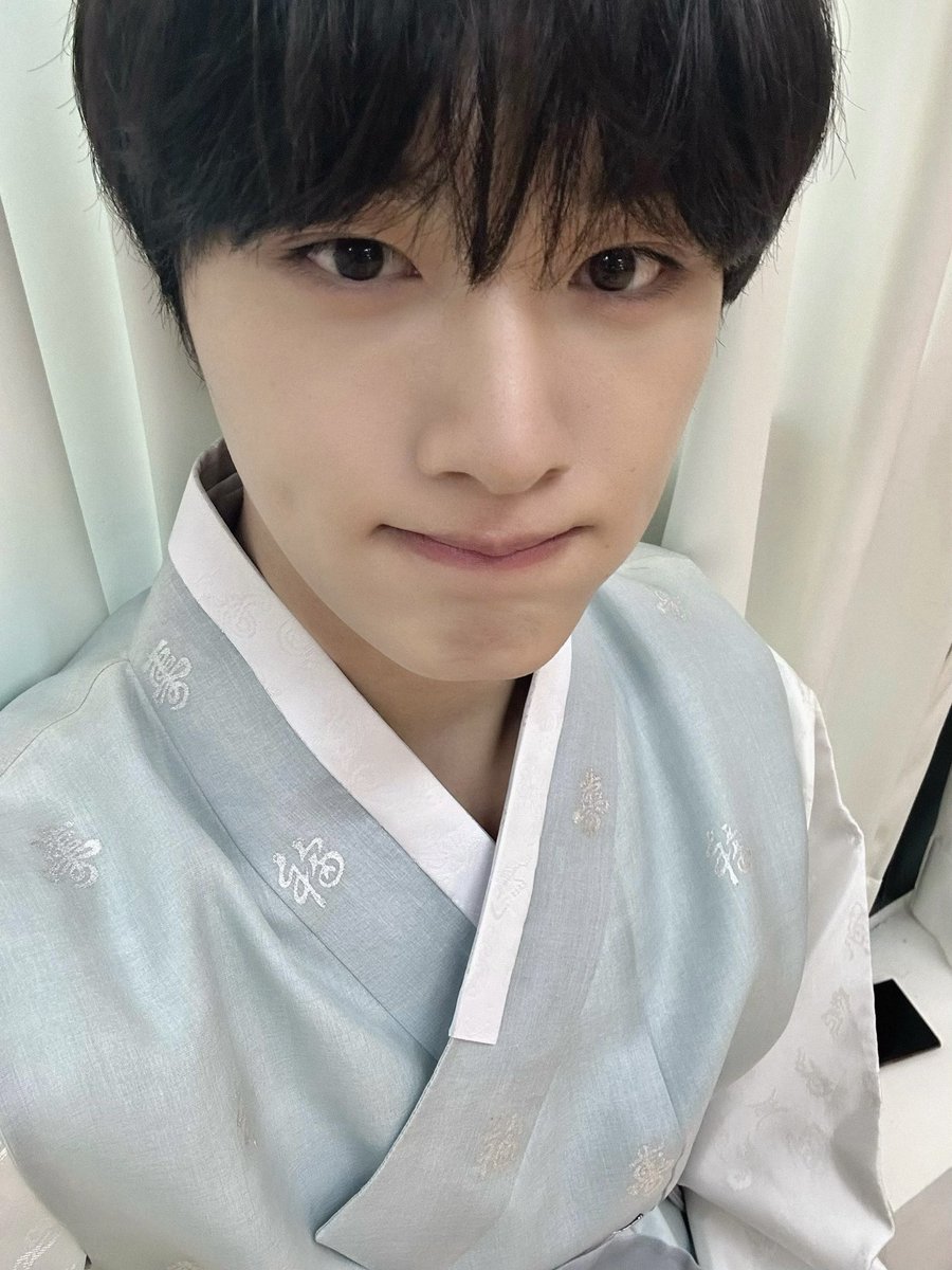 CIX_twt's tweet photo. 즐거운 추석 보내세요🥰

#CIX #씨아이엑스 #현석 #윤현석 #서기 #막내 #FIX #픽스 #픽스내거 https://t.co/if6Xjp4KKv
