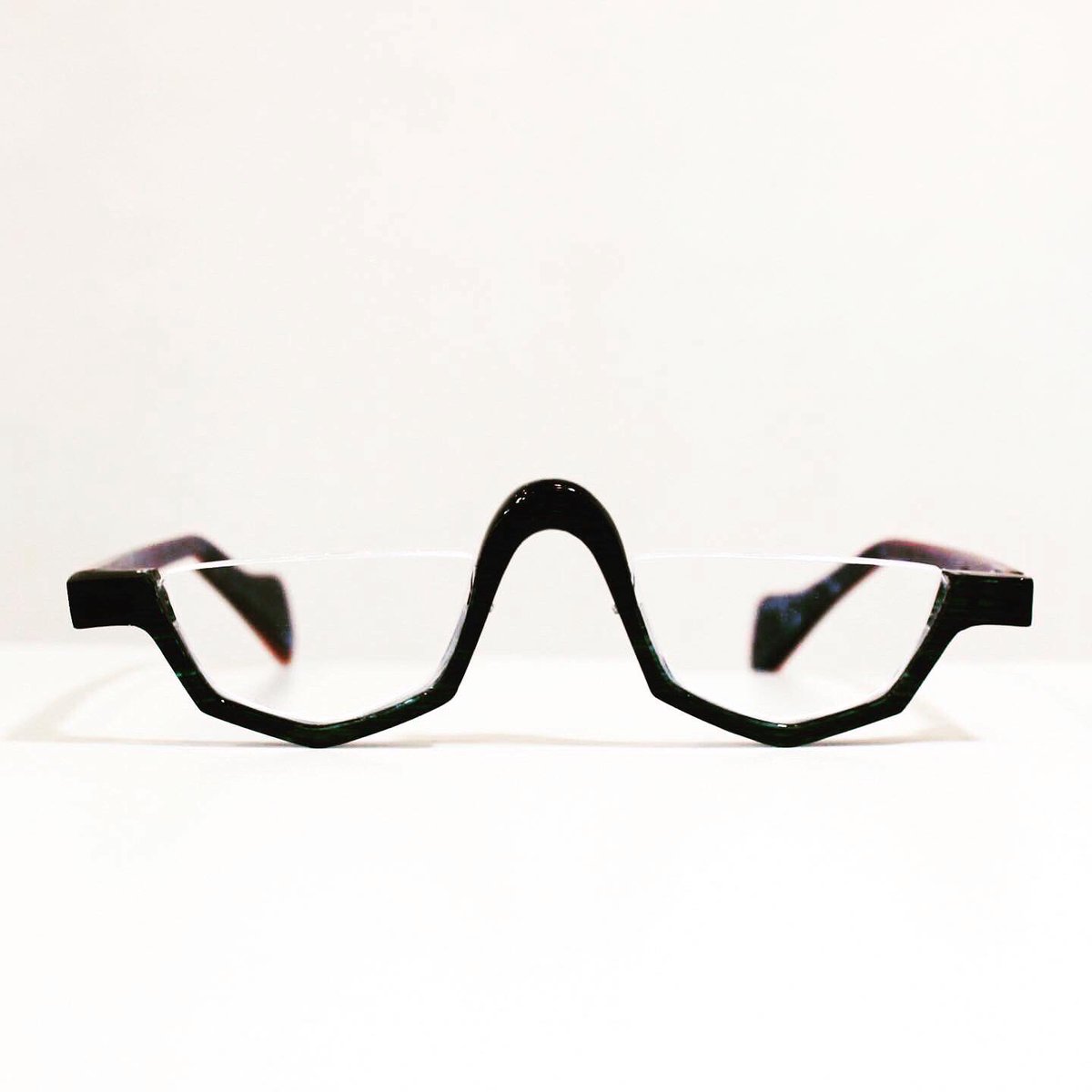 LightOpt's tweet photo. [オーダーメガネカタログ]
リーディングフレーム

わざとずらして掛ける老眼鏡です
_
_
#北摂
#吹田
#吹田さんくす
#ライト
#メガネ
#JR吹田駅
#新大阪から2駅
#駅直結
#オーダーメイドメガネ
#glasstailor
#グラステーラー https://t.co/KysBqupD0w
