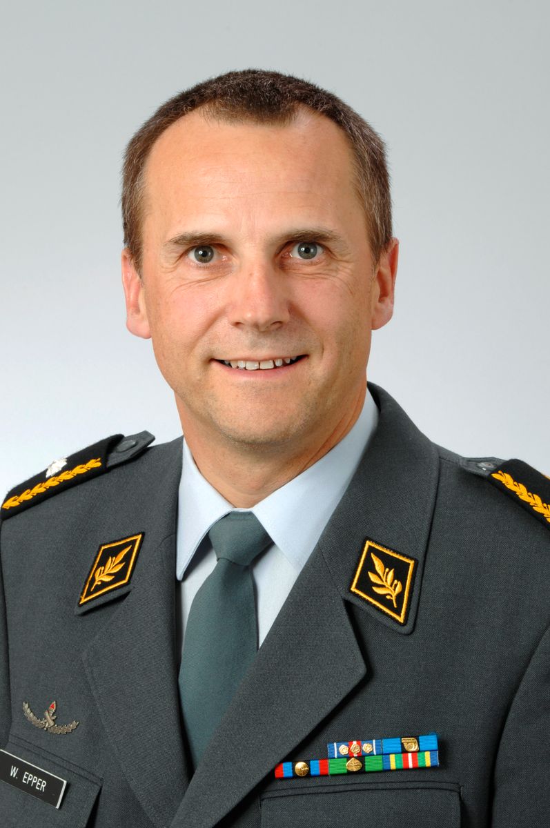 vbs_ddps's tweet photo. Der #Bundesrat hat folgende Ernennung und Mutation beschlossen: Brigadier Werner #Epper, zurzeit Stellvertreter Kommandant #Luftwaffe, wird per 1. Januar 2024 Zugeteilter Höherer Stabsoffizier Chef der #Armee. ➡️https://t.co/1WspPrnoAt https://t.co/R9KpS47SqF