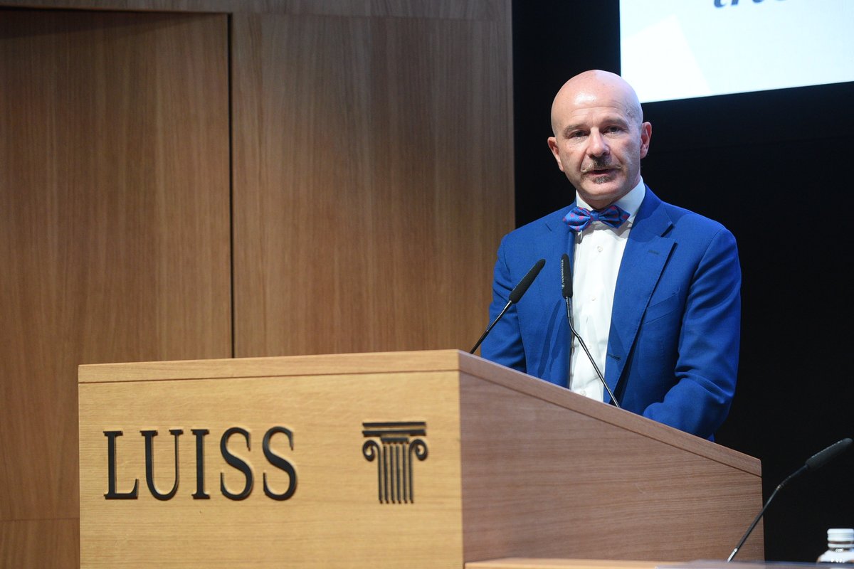 UniLUISS's tweet photo. La Commissione Affari costituzionali incontra le università!

Ieri, si è tenuto il primo incontro del ciclo Dialoghi sulla Costituzione, organizzato dalla Commissione Affari Costituzionali di @Montecitorio in occasione del 75° Anniversario dell'entrata in vigore della Costituzione Italiana.

Un interessante dibattito sull’Articolo 1 e sulle forme e i limiti della sovranità popolare. Dopo i saluti del Rettore Luiss @ProfPrencipe, si sono confrontati sul tema l'On. @NazarioPagano, Presidente della Commissione Affari Costituzionali, l'On. @meb e l'On. @MichelottiF, componenti della medesima Commissione, insieme con Nicola Lupo, Professore #Luiss di Diritto delle assemblee elettive, Bernardo Giorgio Mattarella, Professore Luiss di Diritto amministrativo, e Vera Capperucci, Senior Lecturer di Storia contemporanea Luiss.