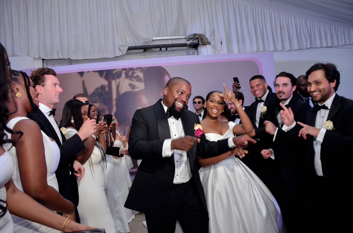 officialshuga's tweet photo. The prominent families of Osibodu and Mogo unite their children Tolu and Joanne in love amidst jubilation with family, friends, and dignitaries. With our carefully curated repertoire and commitment to excellence, the sweet melodies of #Shugaband made #jothoteo memorable 
#owambe https://t.co/izqjH4KhGT