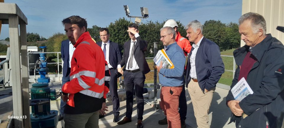👉Présentation d'une expérimentation de réutilisation des eaux usées traitées (REUT) au secrétaire général de la préfecture à la station d'épuration de Calouët à #Loudéac en compagnie des élus de #LCBC.