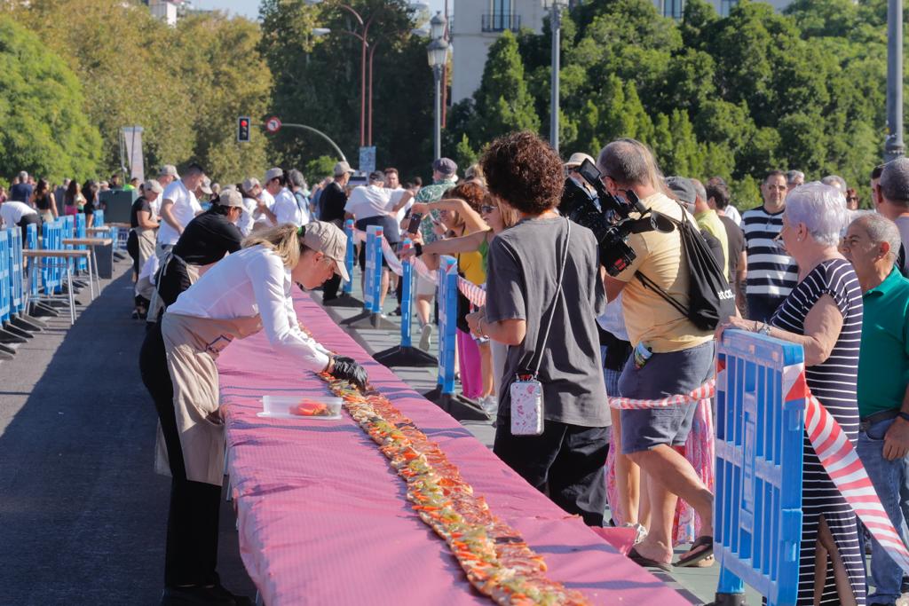 abcdesevilla's tweet photo. #Sevilla busca hoy el récord del serranito más grande del mundo. ¡Ya ha comenzado a funcionar la barra solidaria en el Muelle de la Sal! 

🎉A las 14.00 horas habrá conciertos amenizando el evento https://t.co/VFRSNY3F9c https://t.co/gEQX6pWquk