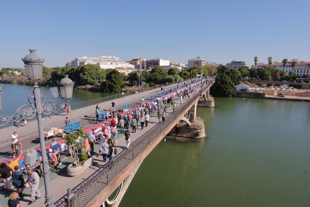 abcdesevilla's tweet photo. #Sevilla busca hoy el récord del serranito más grande del mundo. ¡Ya ha comenzado a funcionar la barra solidaria en el Muelle de la Sal! 

🎉A las 14.00 horas habrá conciertos amenizando el evento https://t.co/VFRSNY3F9c https://t.co/gEQX6pWquk