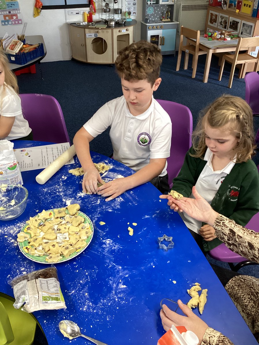 Croesawon ni ddysgwyr newydd i’r Ganolfan Iaith yr wythnos hon! Dyma ni’n mwynhau ein hunain yn coginio pice ar y maen. 🏴󠁧󠁢󠁷󠁬󠁳󠁿 We welcomed new learners to the Ganolfan Iaith this week! We had a great time learning how to make Welsh cakes.
<a href="/nanttalwg/">Ysgol Y Fro(Cynradd)</a> @ysgolsantbaruc <a href="/YGSC_Pennaeth/">YGSantCurigPennaeth</a>