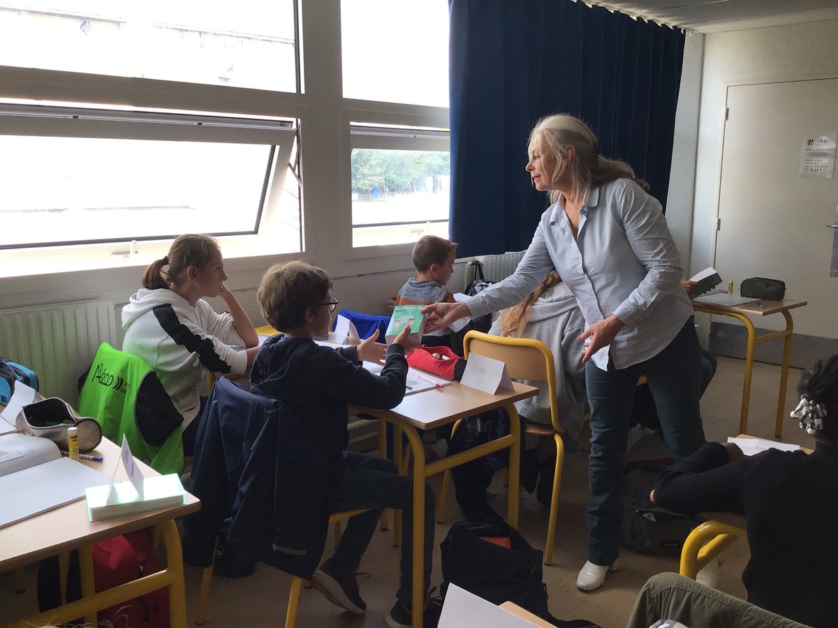 Des dictionnaires et des chèques remis par Le Conseil Départemental à St Joseph La Salle. Alexandre Forcade recevait la conseillère départemental Delphine Delahaye pour la distribution de dictionnaires aux élèves de 6e et de chèques collèges aux 3e.
#sarthe #conseildepartemental