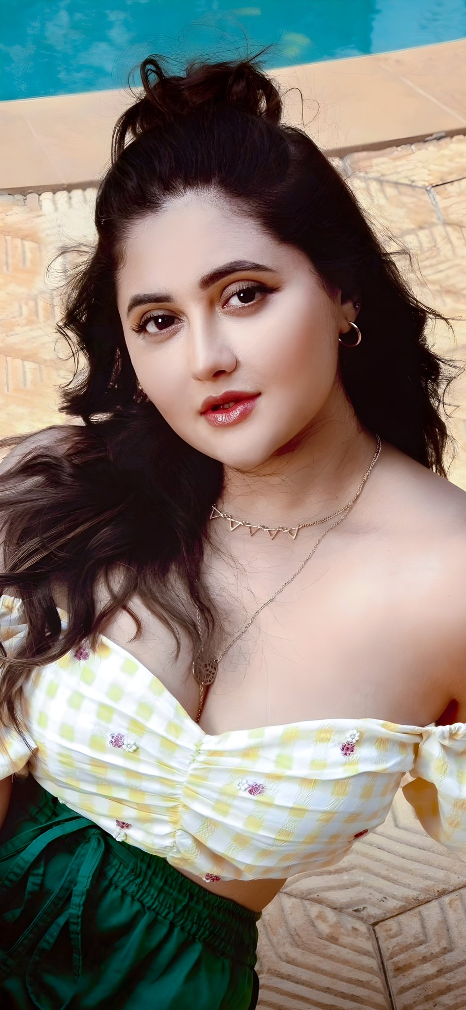 F7L6K91a4AAPops?format=jpg&name=large