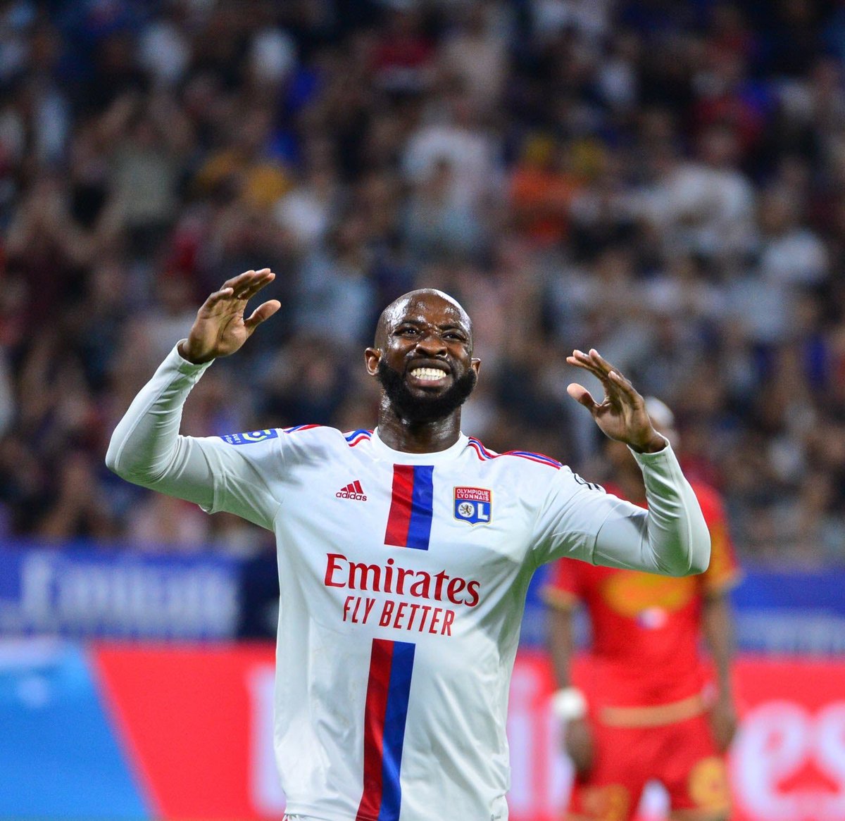 lnstantFoot's tweet photo. 🚨😳 Incroyable ! Moussa Dembélé n'y va pas de main morte et 𝗱𝗲́𝗳𝗼𝗻𝗰𝗲 𝗹𝗲𝘀 𝗱𝗶𝗿𝗶𝗴𝗲𝗮𝗻𝘁𝘀 𝗱𝗲 𝗹'𝗢𝗟 dans une interview accordée à @footmercato, quelques extraits ⤵️

"𝗟’𝗲𝗻𝘃𝗶𝗿𝗼𝗻𝗻𝗲𝗺𝗲𝗻𝘁 𝘆 𝗲𝘀𝘁 𝗺𝗮𝗹𝘀𝗮𝗶𝗻, pas propice à l’épanouissement. Je suis parti tout comme Malo Gusto, Castello Lukeba et Bradley Barcola, qui eux aussi ont bien fait de partir pour progresser, être dans une dynamique meilleure pour leur développement et gagner plus d’argent. Comme Lucas Paqueta ou Bruno Guimarães ont eu raison de partir. Regardez comment ils s’éclatent ! Ils sont adulés, respectés et kiffent leur vie. L’OL est également bien content d’empocher de l’argent grâce à eux."

"Il n’y a aucune stratégie (au club) ! Je ne suis pas dirigeant mais c’est la base ça. Même ça, qui est la base du business, ils ne l’ont pas ! 𝗟𝗲𝘀 𝗱𝗶𝗿𝗶𝗴𝗲𝗮𝗻𝘁𝘀 𝘀𝗼𝗻𝘁 𝘁𝗼𝘂𝘀 ��𝗻𝗰𝗼𝗺𝗽𝗲́𝘁𝗲𝗻𝘁𝘀 𝗲𝘁 𝗮𝗿𝗿𝗼𝗴𝗮𝗻𝘁𝘀."

"En fait, 𝗶𝗹 𝗳𝗮𝘂𝘁 𝗯𝗶𝗲𝗻 𝗰𝗼𝗺𝗽𝗿𝗲𝗻𝗱𝗿𝗲 𝘂𝗻𝗲 𝗰𝗵𝗼𝘀𝗲, 𝗹𝗲 𝘀𝗽𝗼𝗿𝘁𝗶𝗳 𝗲𝘀𝘁 𝗱𝗶𝗿𝗶𝗴𝗲́ 𝗽𝗮𝗿 𝗱𝗲𝘀 𝗴𝗲𝗻𝘀 𝗾𝘂𝗶 𝗻𝗲 𝗰𝗼𝗻𝗻𝗮𝗶𝘀𝘀𝗲𝗻𝘁 𝗽𝗮𝘀 𝗹𝗲 𝗳𝗼𝗼𝘁𝗯𝗮𝗹𝗹. Voilà le problème majeur. Ils font de la communication sans arrêt et des jeux de manipulation pour enfumer les supporters. Par exemple, quand ils sont venus parler du projet ADN OL à l’été 2022, on a vu que c’est du marketing ça. Pour vous dire, on en rigolait dans le vestiaire. Mais 𝗹𝗲𝘀 𝘀𝘂𝗽𝗽𝗼𝗿𝘁𝗲𝗿𝘀, 𝗲𝘂𝘅, 𝘁𝗼𝗺𝗯𝗲𝗻𝘁 𝗱𝗲𝗱𝗮𝗻𝘀. Regardez les réseaux du club à cette époque. Il n’y avait que des posts sur des joueurs du centre. C’était de la communication et rien d’autre. 𝗜𝗹 𝗻’𝘆 𝗮 𝗮𝘂𝗰𝘂𝗻 𝗽𝗿𝗼𝗷𝗲𝘁 𝗳𝗼𝗼𝘁𝗯𝗮𝗹𝗹𝗶𝘀𝘁𝗶𝗾𝘂𝗲 𝘀𝘂𝗿 𝗹𝗲 𝗹𝗼𝗻𝗴 𝘁𝗲𝗿𝗺𝗲, 𝗮𝘂𝗰𝘂𝗻𝗲 𝘃𝗶𝘀𝗶𝗼𝗻, 𝗾𝘂𝗲 𝗱𝗲 𝗹𝗮 𝗳𝗹𝘂̂𝘁𝗲. C’est catastrophique. Ils sont incompétents même pour vendre des joueurs."

"Bruno Cheyrou et son interview pour dire que les joueurs sont des actifs, c’était un gros manque de respect. 𝗝𝗲 𝗻𝗲 𝘀𝗮𝗶𝘀 𝗽𝗮𝘀 𝗼𝘂̀ 𝗶𝗹 𝘀𝗲 𝗰𝗿𝗼𝘆𝗮𝗶𝘁 𝗰𝗲 𝗷𝗼𝘂𝗿-𝗹𝗮̀, 𝗽𝗲𝘂𝘁-𝗲̂𝘁𝗿𝗲 𝗱𝗮𝗻𝘀 𝘂𝗻 𝗯𝗮𝘁𝗲𝗮𝘂 𝗱’𝗲𝘀𝗰𝗹𝗮𝘃𝗲𝘀 𝗼𝘂 𝘀𝘂𝗿 𝘂𝗻 𝗰𝗵𝗮𝗺𝗽 𝗱𝗲 𝗰𝗼𝘁𝗼𝗻 𝗼𝘂̀ 𝗹𝗲𝘀 𝗴𝗲𝗻𝘀 𝘀𝗼𝗻𝘁 𝗱𝗲𝘀 𝗼𝗯𝗷𝗲𝘁𝘀 𝗼𝘂 𝗱𝗲𝘀 𝗻𝘂𝗺𝗲́𝗿𝗼𝘀. Je ne suis pas un actif, je suis un être humain ! Il faut respecter les gens. Les joueurs sont des actifs et donc les supporters sont quoi ? Des consommateurs ? Son discours est très dangereux et irrespectueux. Dans le vestiaire, on a tous pris ça comme un affront et un manque de respect. Et il se croyait malin à venir dire soit ils prolongent, soit ils partent. Au final, personne n’a prolongé et personne n’est parti. Il s’est ridiculisé tout seul."