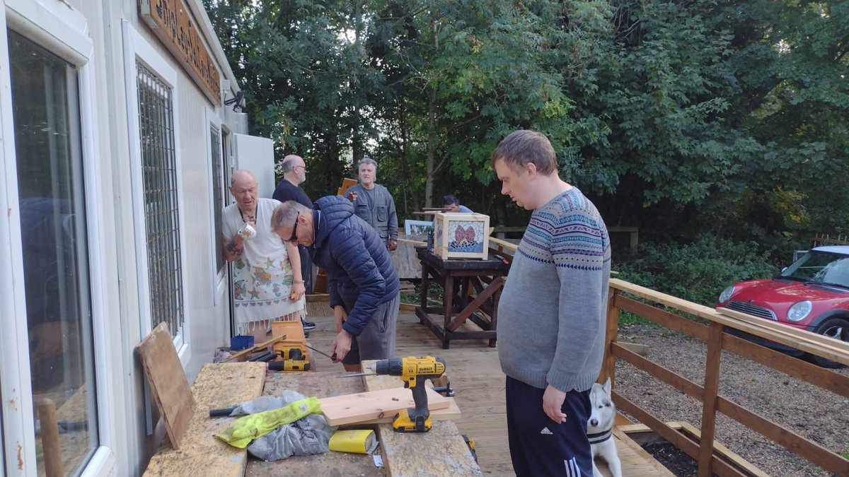 A busy morning & a good turnout at the Men's Shed today! Such a great location - being in nature as well as woodworking, chat, and cups of tea.. 😁 @HALECharityBfd @bradfordmdc @FriendsNcliffe @NAS_Allotments @CommFirstYorks