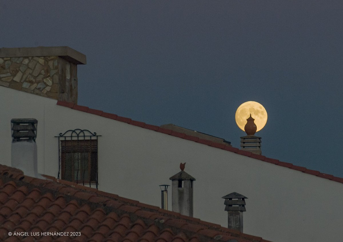 Primera luna del otoño en el Pueblo de los Artesanos, #Torrejoncillo, Cáceres <a href="/tiempobrasero/">Tutiempo</a>