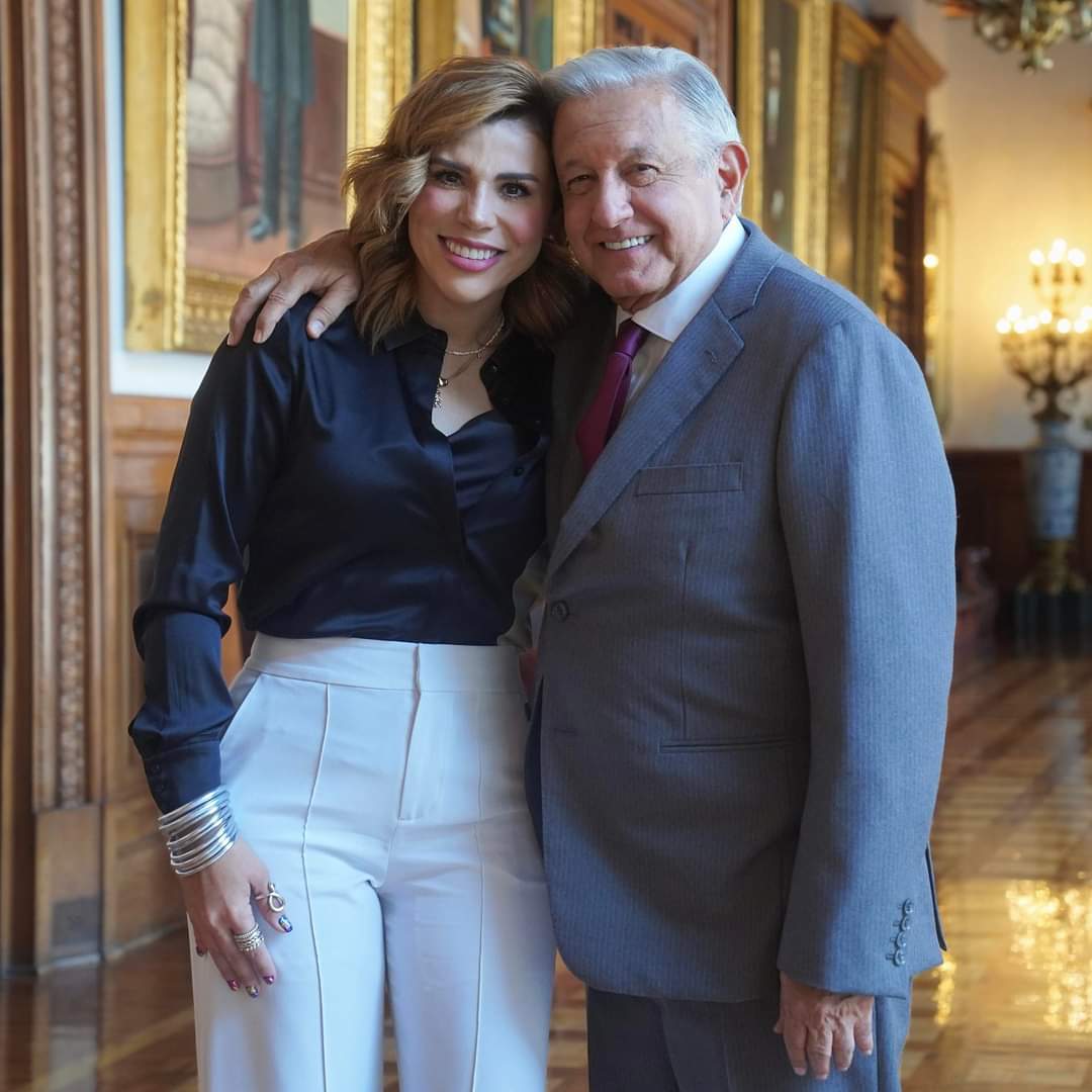 TonyGodino's tweet photo. Quién fuera presidente, todo un personaje aún lado de nuestra gran Jefa Marina Del Pilar https://t.co/01RJqPKjCk