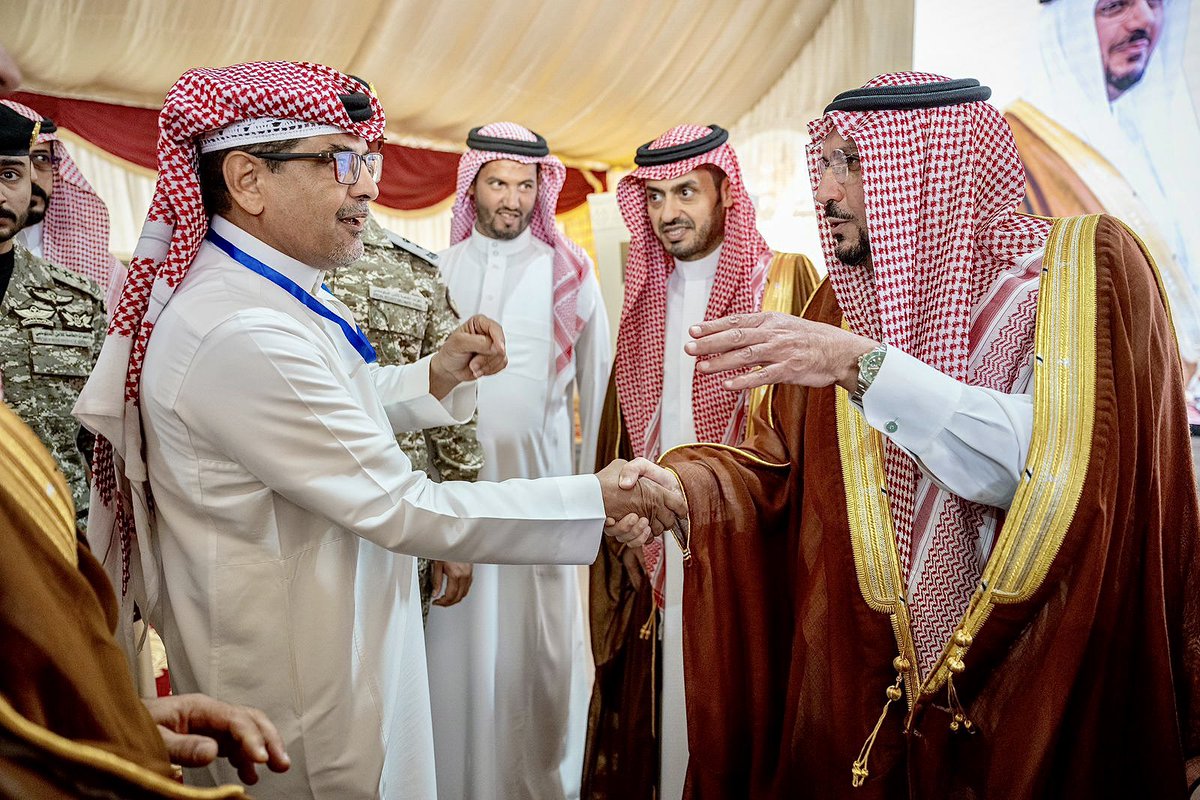 نسمع عن عمق المحبة الكبيرة التي يكنها أهالي القصيم لاميرهم المحبوب  #فيصل_بن_مشعل 
<a href="/EmarahAlQassim/">إمارة منطقة القصيم</a> وعندما كان لي شرف الالتقاء بسموه والذي عطر مسامعي بكلمات ستبقى في ذاكرتي ماحييت ومن خلالها عرفت سر تلك المحبة
من أحبه الله أحبه الناس