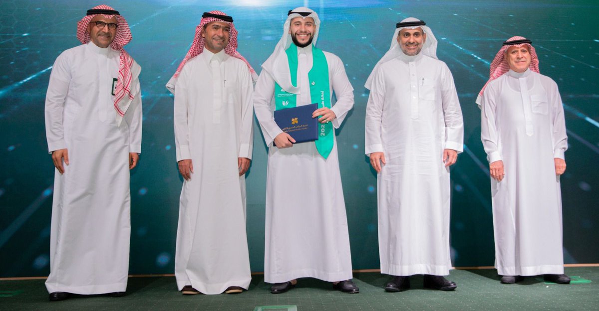 majedhogail's tweet image. كانت شقيقتي رحمها الله تترقب هذا اليوم الجميل لتفخر بتخرج ابنها وتزفّه لخدمة وطننا الغالي..
ها هو ابنك يجني ثمرة ما زرعتيه بداخله هو واخوته إنجازاً وتميزاً
رحمك الله شقيقتي الغالية، ووفق ابننا الدكتور محمد الفاخري ونفع بعلمه وعمله