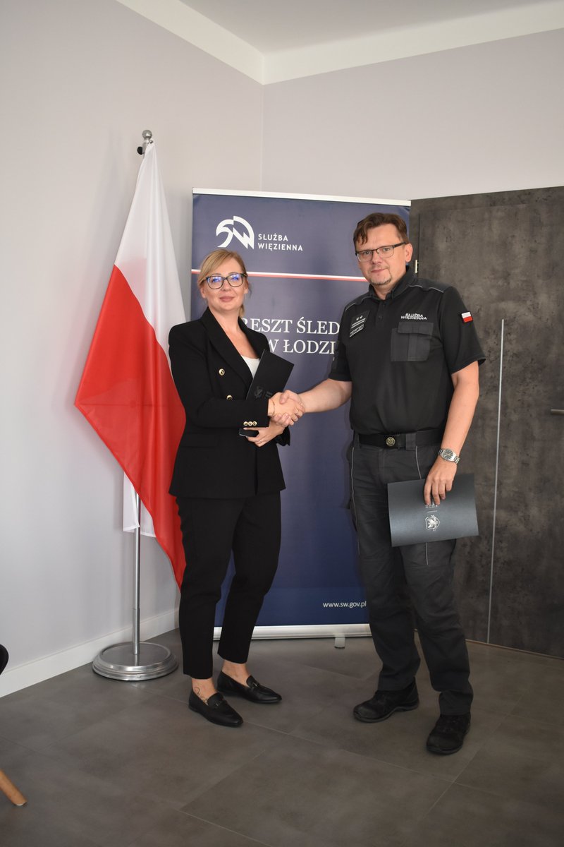 AS_Lodz's tweet photo. W dniu 29.09.2023r. zawarte zostało porozumienie o współpracy pomiędzy  AHE w Łodzi a Aresztem Śledczym w Łodzi. Podpisy pod porozumieniem złożyli Knanclerz Akademii Kinga Muszyńska -Janiszewska oraz ppłk Waldemar Grabski Dyrektor Aresztu Śledczego w Łodzi. https://t.co/FOfumANMbK