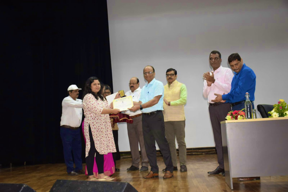 CCLRanchi's tweet photo. आज सीसीएल मुख्यालय में 'राजभाषा पखवाड़ा समापन- सह - पुरस्कार वितरण समारोह' आयोजित किया गया। इस अवसर पर निदेशकगण एवं सीवीओ द्वारा हिंदी पखवाड़े  के अंतर्गत आयोजित विभिन्न प्रतियोगिताओं के विजेताओं को पुरस्कृत किया गया।इससे कर्मियों में हिंदी के प्रयोग के लिए नई ऊर्जा का संचार हुआ। https://t.co/kHmOEIdZjz
