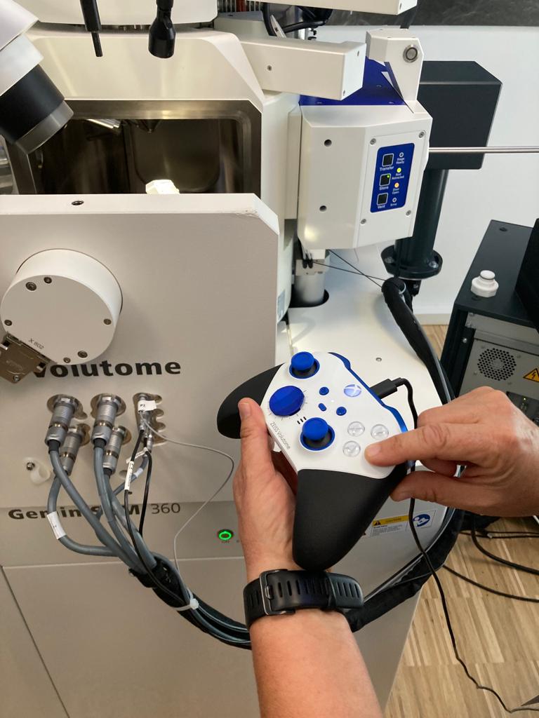 VIBImagingCore's tweet photo. Our colleagues from the EM BIC Leuven facility visiting Zeiss in Oberkochen. Great experience! Love the new volumetome! #zeiss #em #vib #sbfsem #bic https://t.co/mlOcS4AqqX