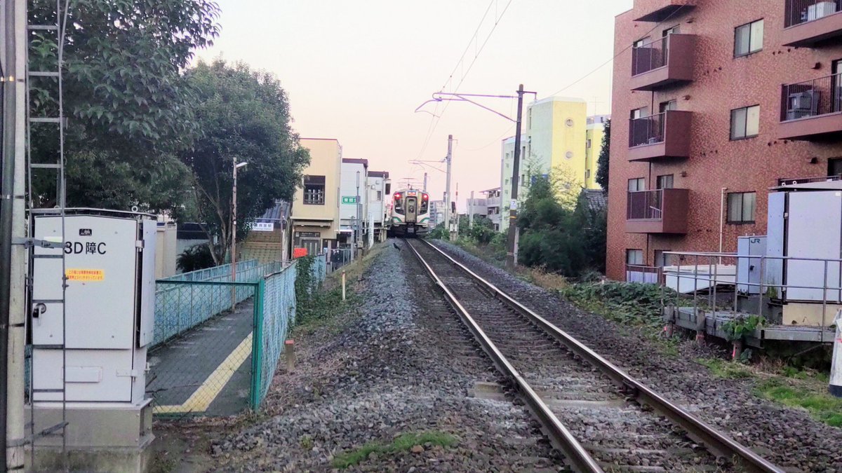 office_funk's tweet photo. 東照宮駅に着いた～
陸羽東線のようなローカル線は旅情あふれた。ディーゼルの音とか、風景とか。
突然ワラ焼きの煙が換気口から入ってきたようで一気に車���が秋の香りになったり。乗客も大半が爺ちゃん婆ちゃんで、事故で列車が動かなくてもイライラすることもなかったし〜😀
また来年乗ってみよう！ https://t.co/m5KJsppsso