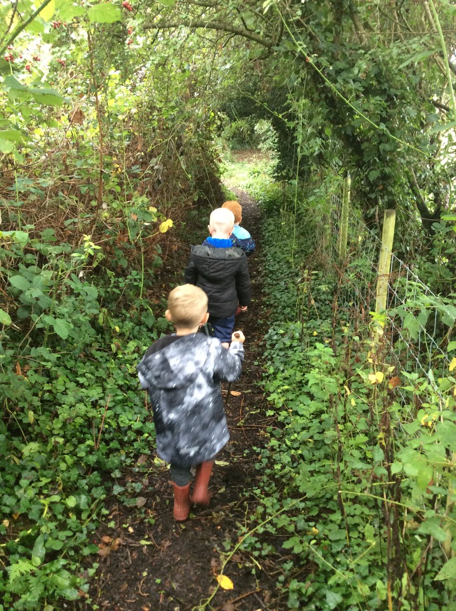 HambrookSchool's tweet photo. #Hambrookr had a brilliant time at their first #Hambrookforestschool session and were amazing contributors to our special forest school rules. We talked about our current season and went on an 'Autumn' hunt looking for 'Fiery Leaves.' Some even made pictures out of theirs! https://t.co/ZsN9x2AQAK