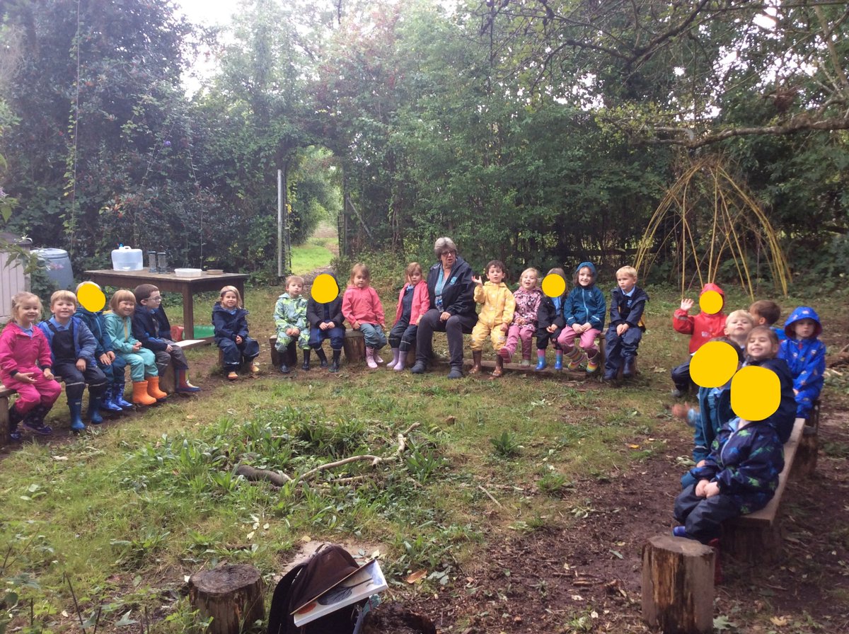 HambrookSchool's tweet photo. #Hambrookr had a brilliant time at their first #Hambrookforestschool session and were amazing contributors to our special forest school rules. We talked about our current season and went on an 'Autumn' hunt looking for 'Fiery Leaves.' Some even made pictures out of theirs! https://t.co/ZsN9x2AQAK