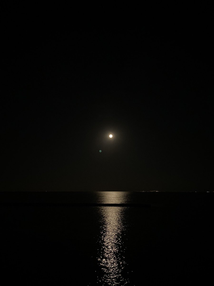 vok_kamaguchi's tweet photo. #イマソラ

当館のテラスからの眺めです👀
素晴らしい中秋の名月です🌕

ぜひ！来年の #中秋の名月 は
当館 #ヴィラオーシャン釜口 でご覧になられて下さい 

#旅行 #淡路島 #コーンムーン https://t.co/GwMZicyTe7