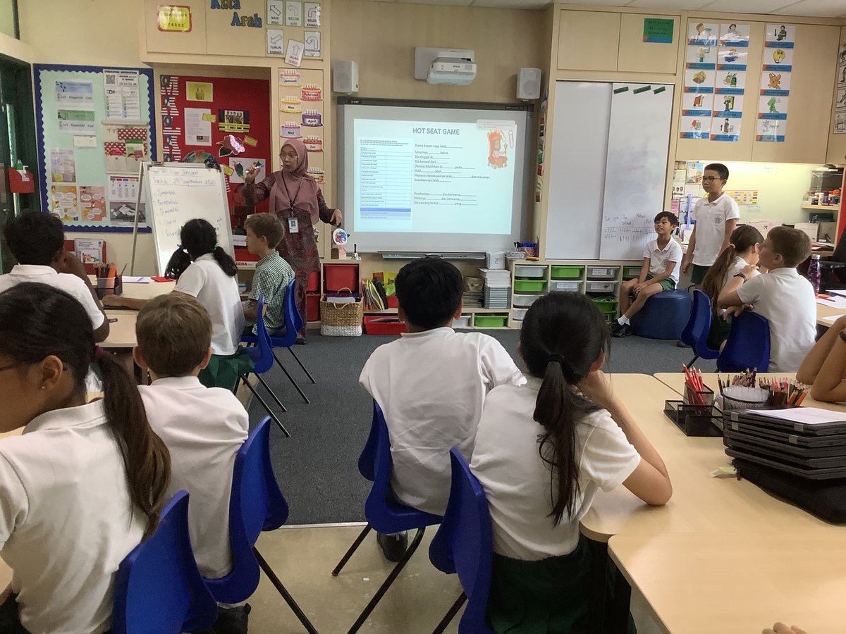 KLASS_JB_Lang's tweet image. Excellent use of #Bahasa speaking skills in Puan Linda’s class today. Y6 students were interviewing each other in Bahasa through a ‘hot seat’ game - fantastic use of listening skills and brilliant engagement too, bagus Y6!