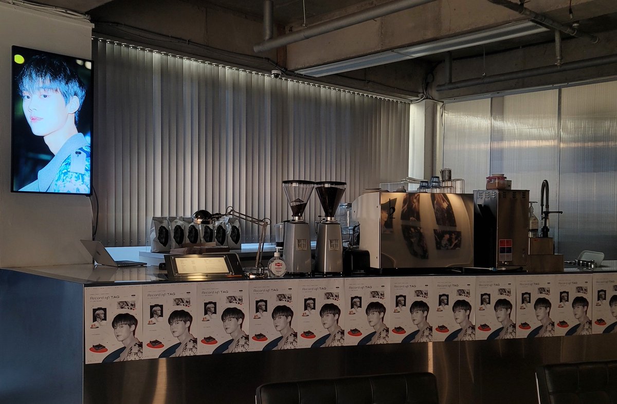 ciipher_tanfly's tweet image. 세 군데 카페 준비하느라 정말 고생 많았다잉! 
태균아~ 생일 미리 축하해 🎂🐈‍⬛🎉

📹 𝘙𝘦𝘤𝘰𝘳𝘥 (𝘰𝘧) 𝘛𝘈𝘎

#Record_of_TAG #HBD_TAG_BOY
#염태균 #TAG

Cafe @ 카페플랫