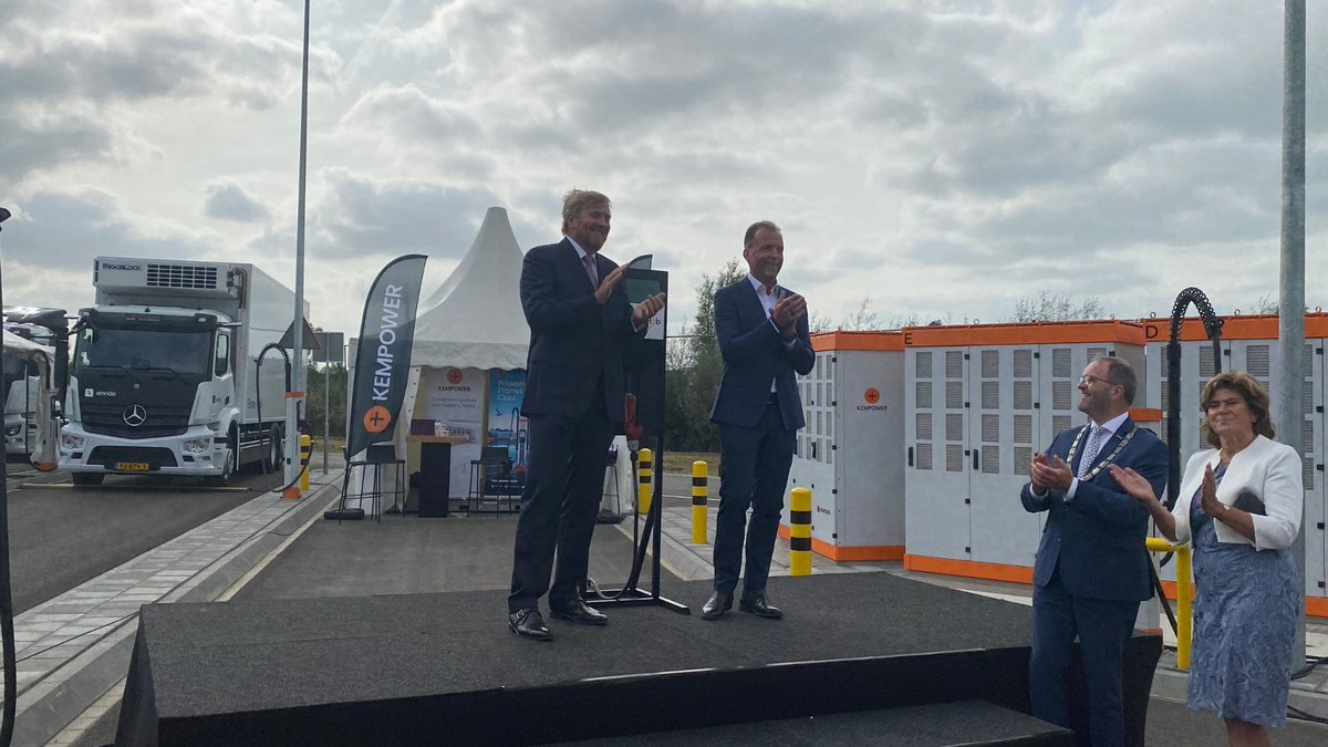 electricfelix's tweet photo. Yesterday The King of 🇳🇱 finally opened #Watthub officially:

The Biggest Public Fast Charging station exclusively for trucks and heavy machinery I know of, anywhere in Europe!

36 plugs offering 3,6 MW - when available through a direct wind turbine feed 💨💨💨

#electrictruck https://t.co/2PtPgsxwtk