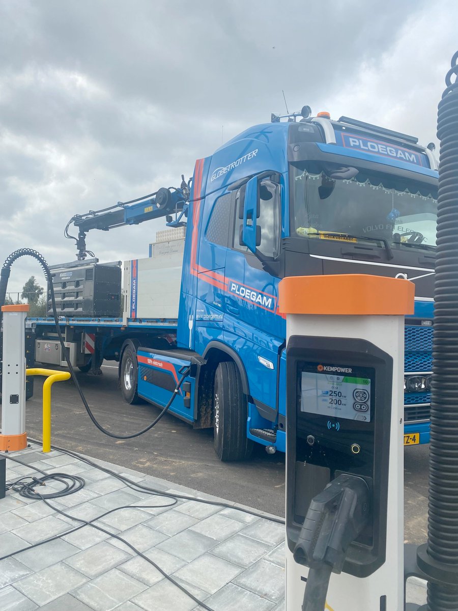 electricfelix's tweet photo. Yesterday The King of 🇳🇱 finally opened #Watthub officially:

The Biggest Public Fast Charging station exclusively for trucks and heavy machinery I know of, anywhere in Europe!

36 plugs offering 3,6 MW - when available through a direct wind turbine feed 💨💨💨

#electrictruck https://t.co/2PtPgsxwtk