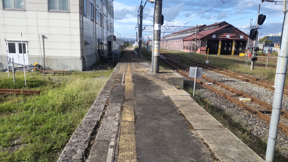office_funk's tweet photo. 新庄駅１番線ホームの遺構です。
陸羽西線、小学５年生までこのホームからよく乗ってました。
ちなみにハネた動物はカモシカだそうです。運転士が言ってました。
トンネルの中なので逃げられなかったんでしょうね…🙏
#仙台近郊区間 https://t.co/uEgSwzQo1L