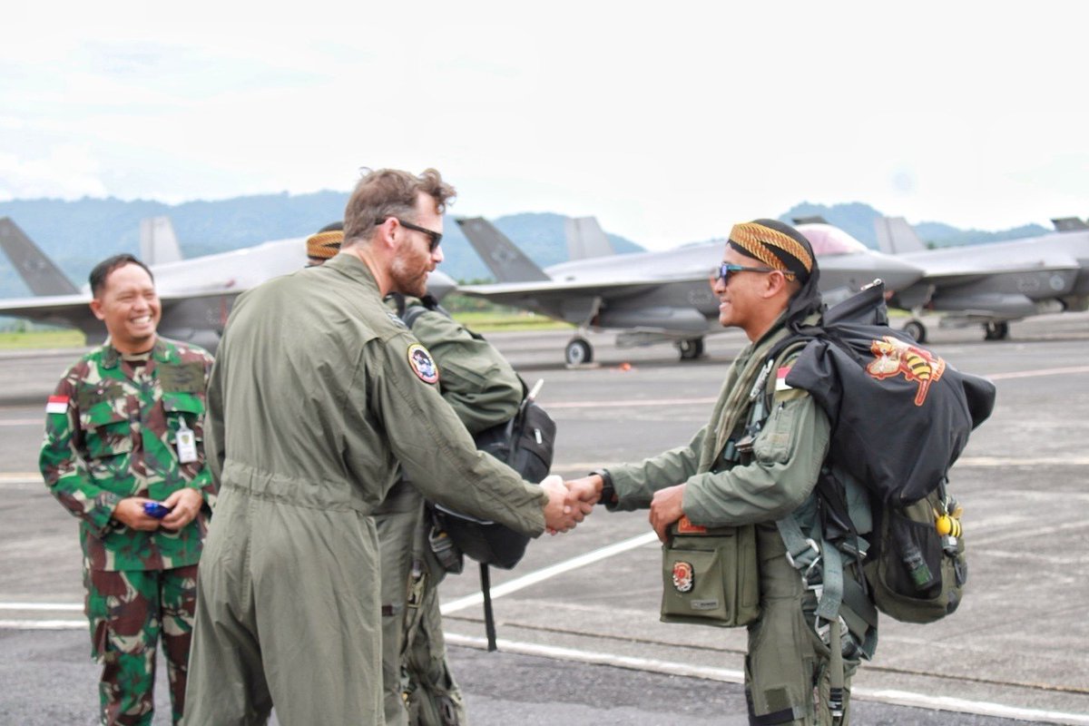 Pada 18-27 September, Latma Elang AUSINDO 23 menguji kemampuan dan pengalaman @_TNIAU dan @AusAirForce. Membangun interoperabilitas antar mitra terdekat, Latma Elang AUSINDO melibatkan F-35 Lightning RAAF dan F-16 TNI AU yang didukung MRTT KC-30 di langit Sulawesi Utara. 🇮🇩🤝🇦🇺