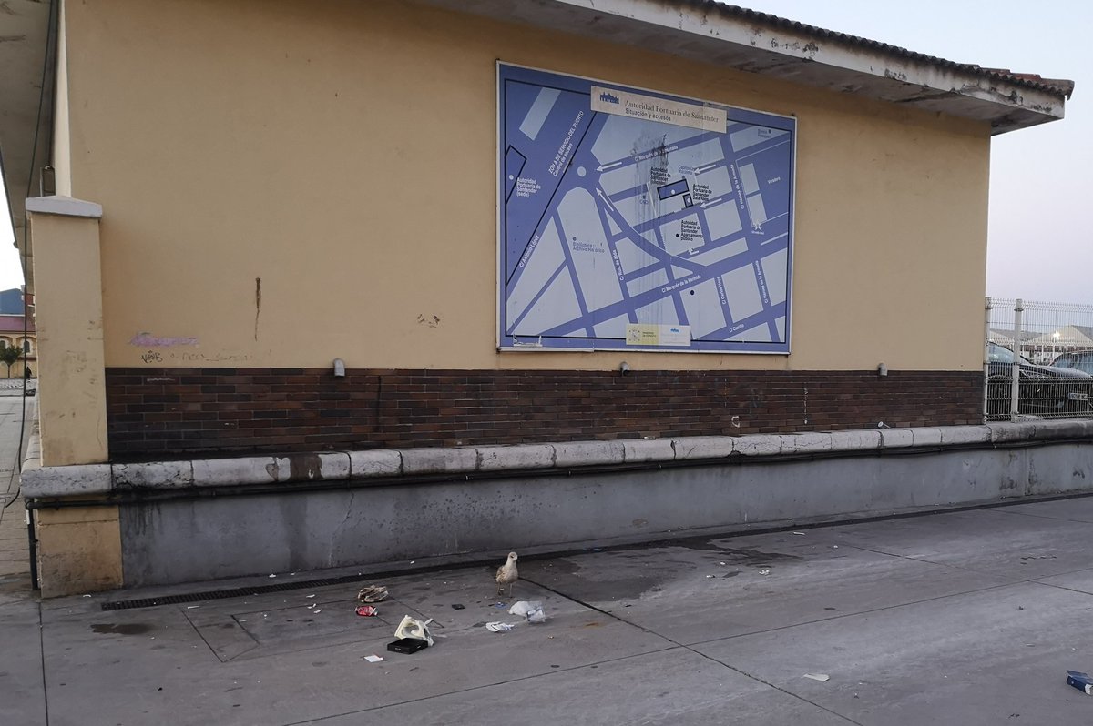 El #SantanderSucio de <a href="/gemaigual/">Gema Igual Ortiz</a> en #CastillaHermida
Ayer estaba en este lugar el punto móvil para tirar residuos especiales. Se lo han llevado y queda la zona sucia con basura para deleite de las gaviotas y espanto de turistas. Los vecinos lo sufren. #Santander #SmartCityFail