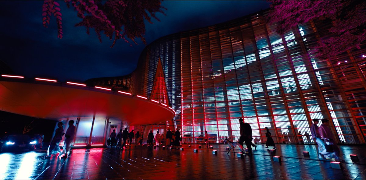 johnwickjp's tweet image. 『#ジョン・ウィック：コンセクエンス』
大阪・コンチネンタルホテルの外観は…

🗼東京・六本木の
　——🖼️ 国立新美術館 🖼️——

なんと #チャド・スタエルスキ 監督が
美術館の写真を見て気に入った場所‼️

一晩で撮り終えたという、多くのエキストラを動員した大掛かりなシーンをぜひ劇場で🐶
@NACT_PR