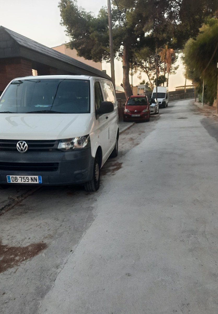 gariciape's tweet photo. Ara a Passeig de la Muntanya 
@PLCastelldefels @AjCastelldefels @manualcalde_ @manureyeslopez @DGTes @sindicdegreuges Permissivitat total https://t.co/JmNuFQGNOp