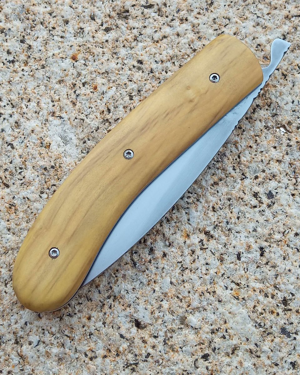 Couteaudumitou's tweet photo. Bonjour à tous
Voilà un #couteau pliant St Bo piémontais
Sa #lame est en san maï white paper Steel ( acier carbone) 
Son manche est en buis 
Il mesure 19,5 cm pour 8,5 cm de lame
#madeinfrance #faitmain #handmade #madeinloire #coutellerie #coutelier #artisanat #artisanal #messer https://t.co/6rIuuc7MMQ
