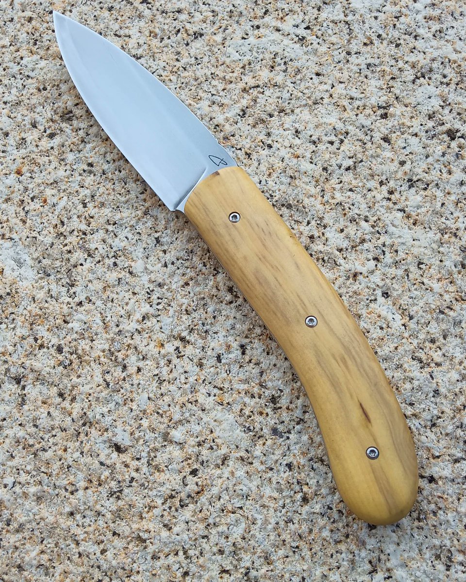 Couteaudumitou's tweet photo. Bonjour à tous
Voilà un #couteau pliant St Bo piémontais
Sa #lame est en san maï white paper Steel ( acier carbone) 
Son manche est en buis 
Il mesure 19,5 cm pour 8,5 cm de lame
#madeinfrance #faitmain #handmade #madeinloire #coutellerie #coutelier #artisanat #artisanal #messer https://t.co/6rIuuc7MMQ