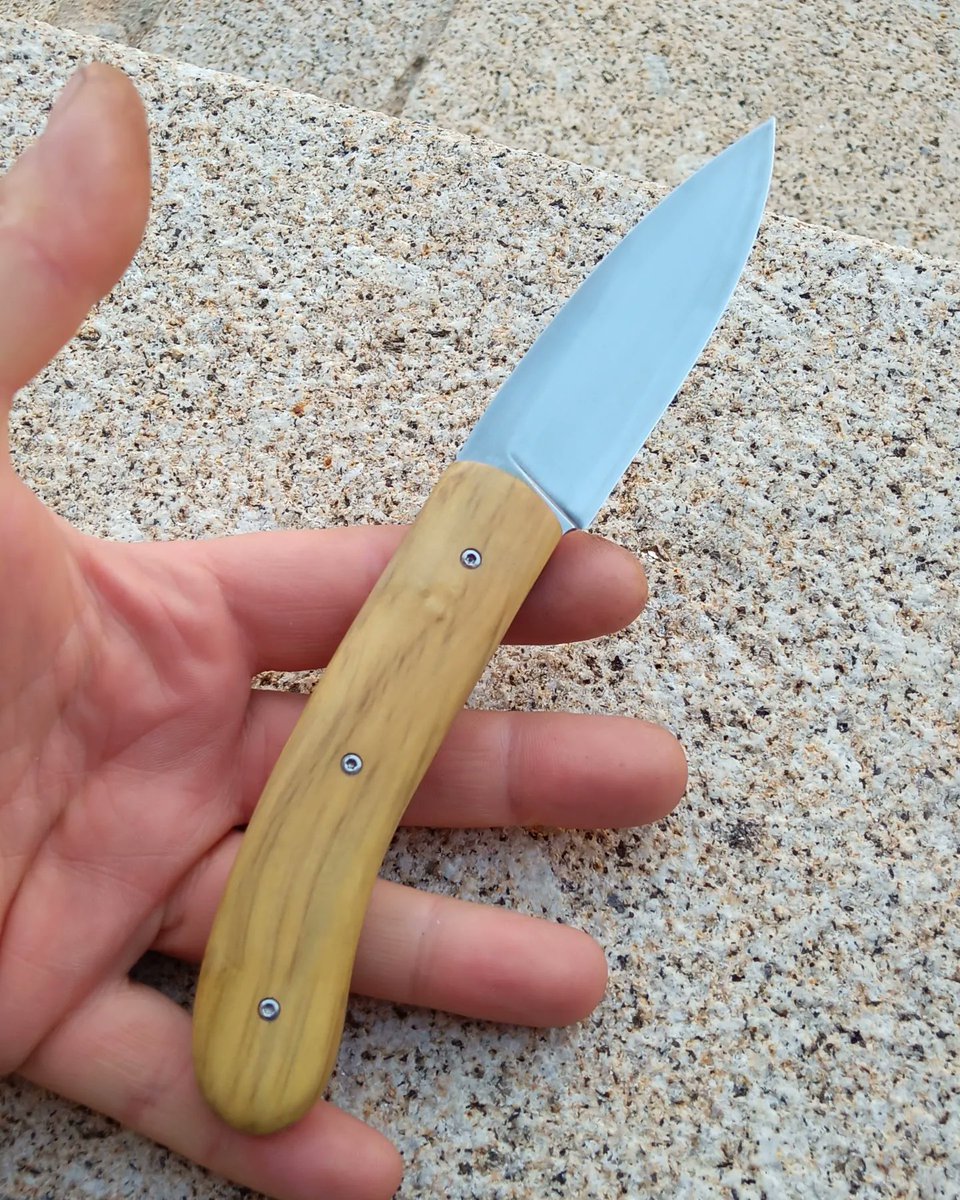 Couteaudumitou's tweet photo. Bonjour à tous
Voilà un #couteau pliant St Bo piémontais
Sa #lame est en san maï white paper Steel ( acier carbone) 
Son manche est en buis 
Il mesure 19,5 cm pour 8,5 cm de lame
#madeinfrance #faitmain #handmade #madeinloire #coutellerie #coutelier #artisanat #artisanal #messer https://t.co/6rIuuc7MMQ